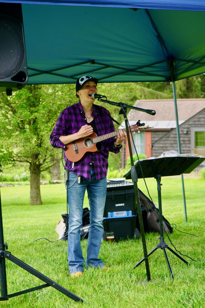 lita williams performing at devonfield inn