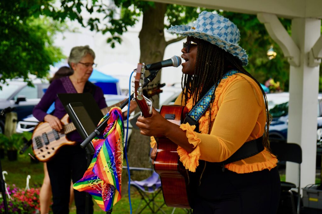 Christine Bilé performing live